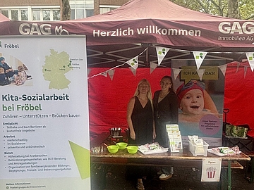 Zwei Mitarbeiterinnen am Fröbel-Stand.
